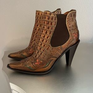 Iconic Donald Pliner western inspired half boots 6